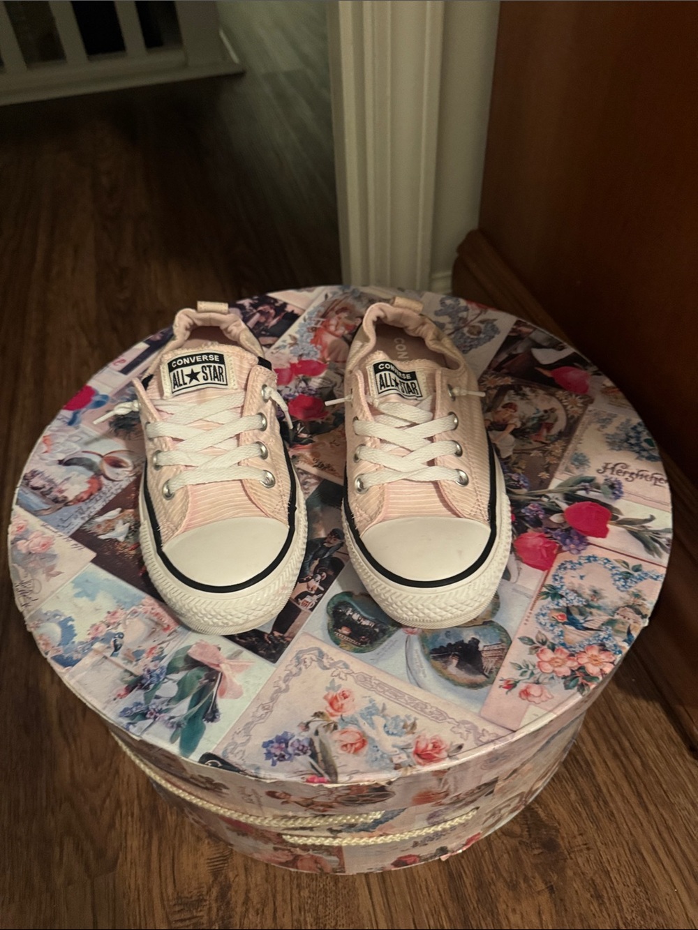 Converse Kids Low Top Sneakers in Light Pink and White